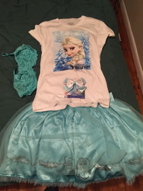 shanedog09:  Put together an outfit for @iamapaperuniverse to wear later tonight.