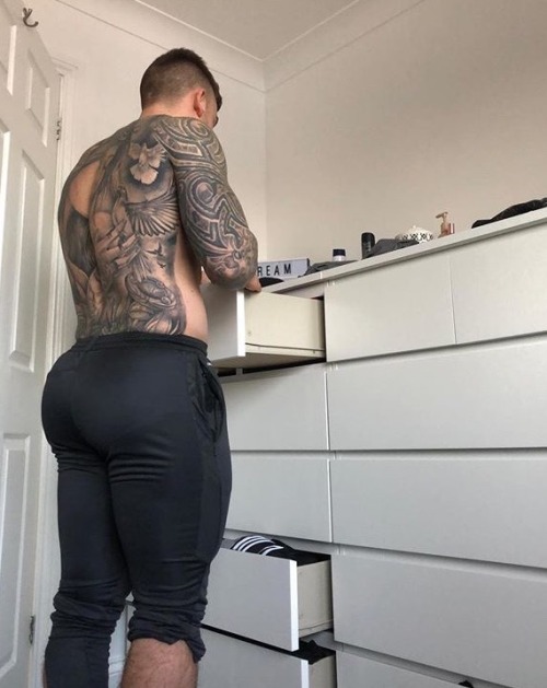 hispanicbooty10:  Chris Hatton