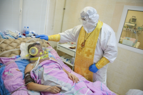 Metropolitan Georgy of Nizhny Novgorod and Arzamas visiting the Bor’s hospital COVID-19 ward, on Nov