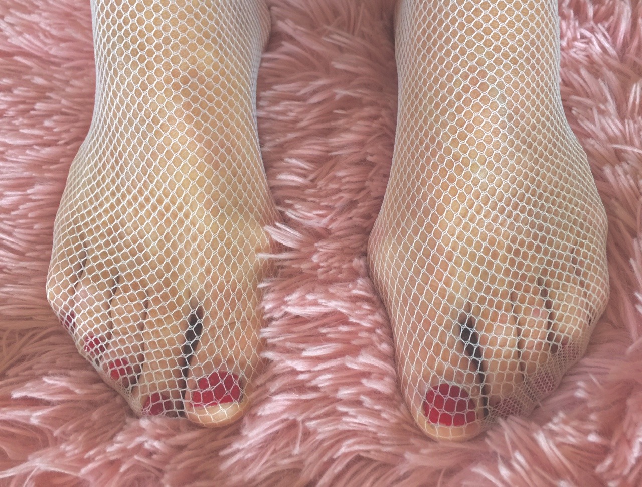 sohard69red:  Frankly Scarlet toes captured by a trio of fishnets.