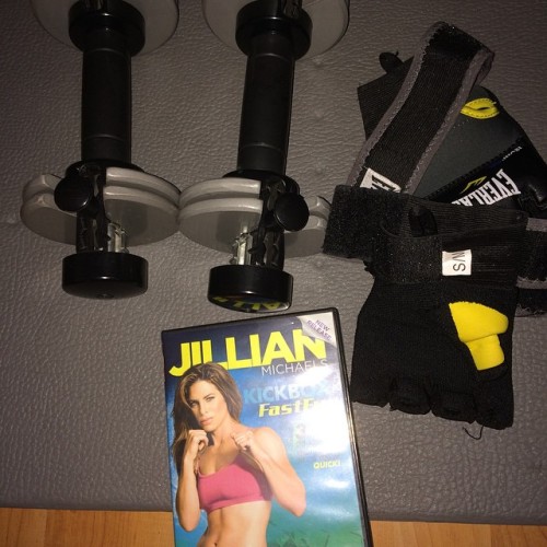Morning workout was kickbox fast fix. 1 lb gloves 7 ½ weights #100fitdays #Jillians100days