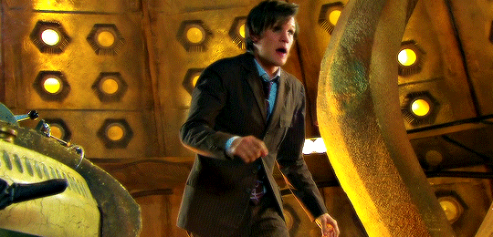 wagecucks:  dwgif: Newly regenerated Doctor in need of a wardrobe change  I don’t