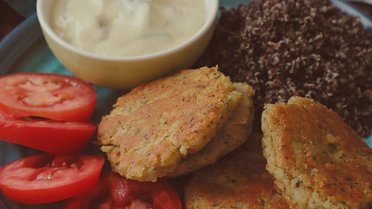 A day of eating vegan food. Here are chickpea patties, black quinoa cooked in a rice cooker, fresh tomatoes, and vegan mayo. Vegan mayo is made by blending soft tofu, yellow mustard, olive oil, lime juice, and mirin. #vegan food#vegan#chickpea patties#quinoa#vegan mayo#vegan recipes#veganrecipes#veganfood#healthyfood#healthy food