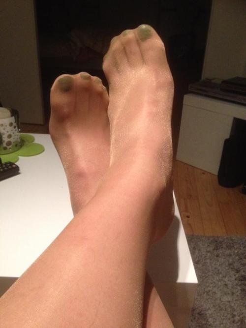 (via Tammy’s legs on Twitter: “relaxing at home after business day, @TammysLegs t