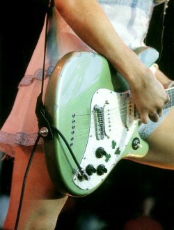 crayawn:Courtney Love’s guitar