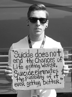 therockernerd:  No one understands how happy I am that Justin is holding the suicide sign &lt;3 