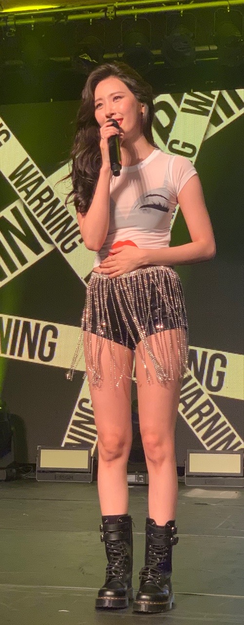jaeminhours:  someone said her belly button is cute and she got embarrassed 🥺