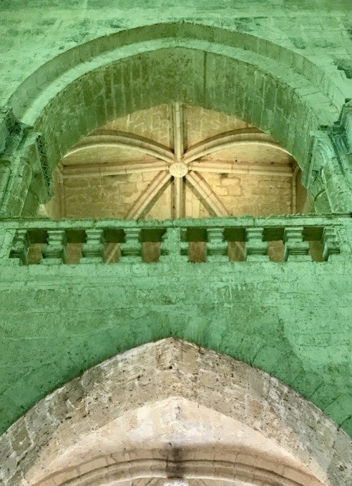 Arcs intérieurs dans le style gothique, église, Saint-Émilion, Gironde, 2017.