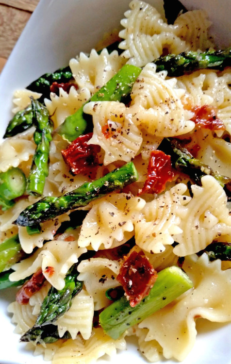 passionforpasta:royal-food:Roasted Asparagus Lemon Butter Pasta SaladThis perfect make-ahead dish st