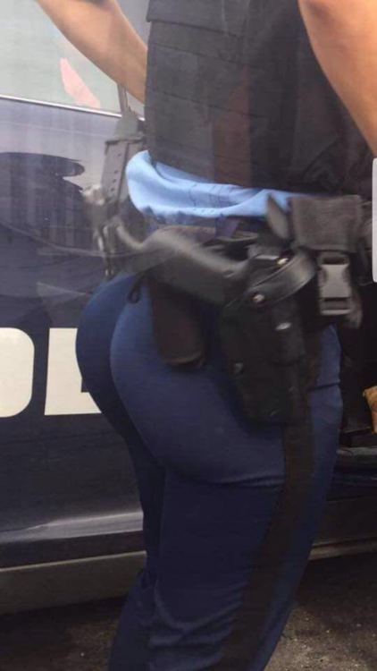 elchochopr: bombox2015: blackstallionpr: Fotos de mujer policia de Puerto Rico. Esta bien rica la hi