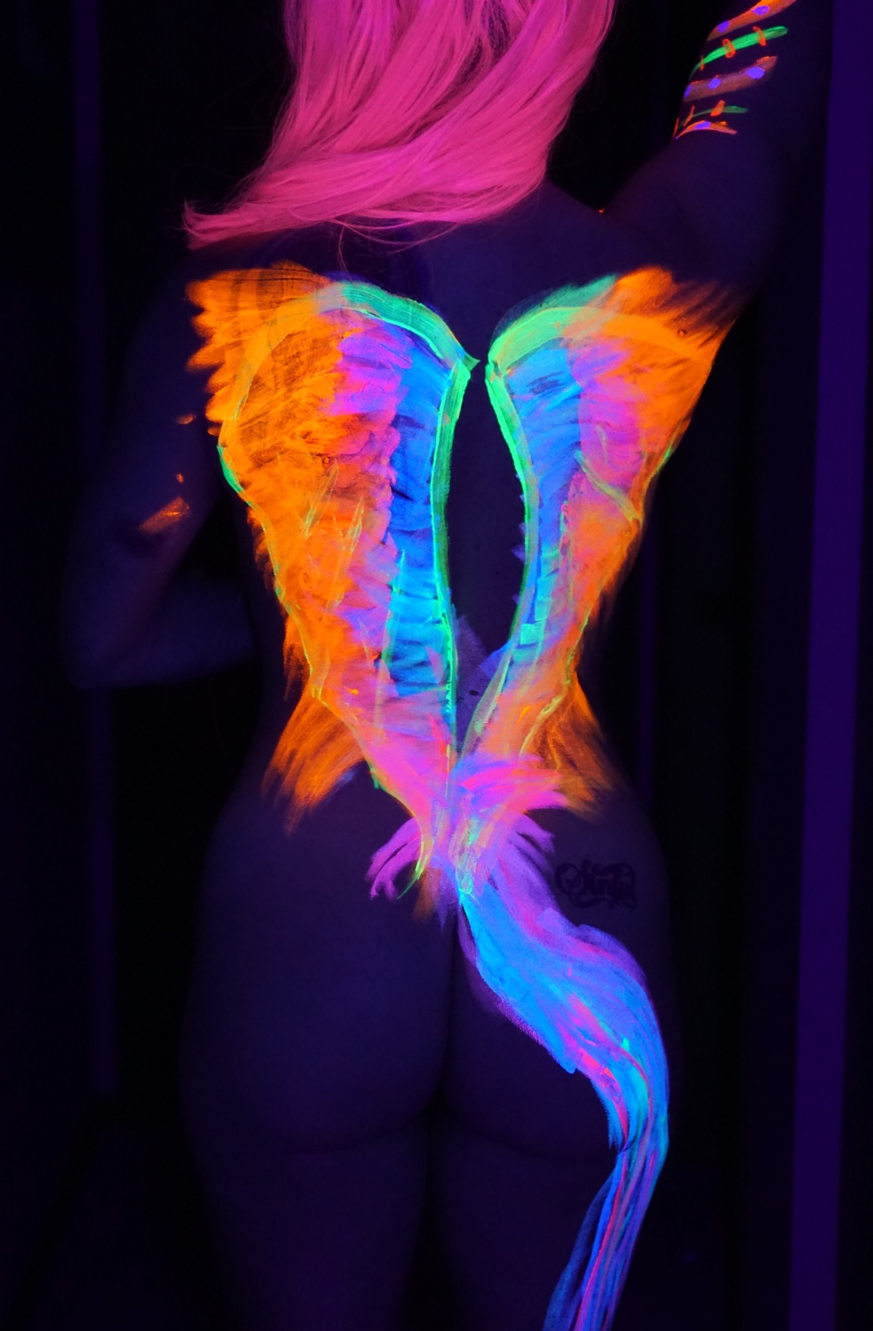 snaubicalsbooty:Blacklight Wings