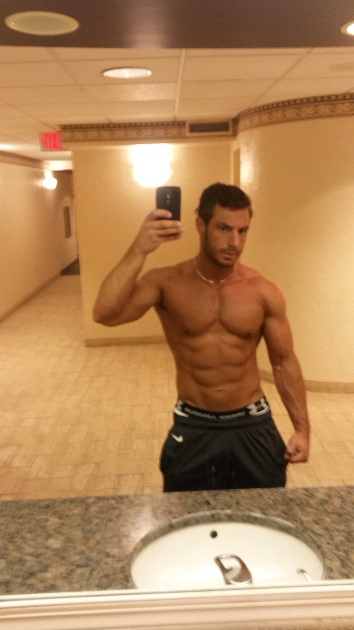 straightalphamen:  23yo Straight hottie 