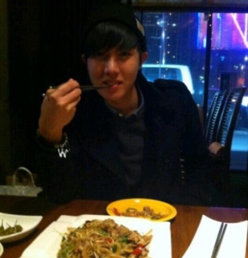hobshine:i call this “date-type’ pictures of hoseok that make me want to eat my fist’@hobiswife