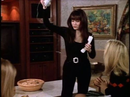 iaminfiniteus: Brenda Walsh black outfits