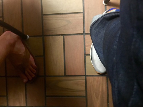 topsofmalefeet:  beardedblackawesome:  Some random candida caught in the field. topsofmalefeet  Reblog and enjoy  Very good candid pictures thanks