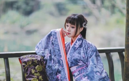ziseviolet: The wind brings me odours of lotuses,And bamboo-leaves drip with a music of dew… 