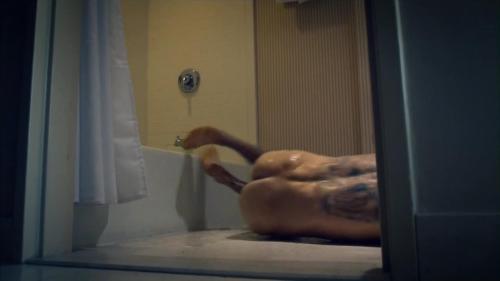 newnakedmalecelebs: It’s Justin Theroux tattooed and naked on ‘The Leftovers’. Taken from http://malecelebsblog.com/ 