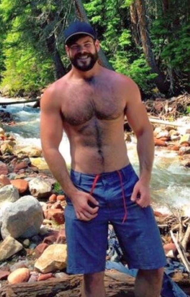 hairytreasurechests:  If you also like hairy and older men who are well hung and