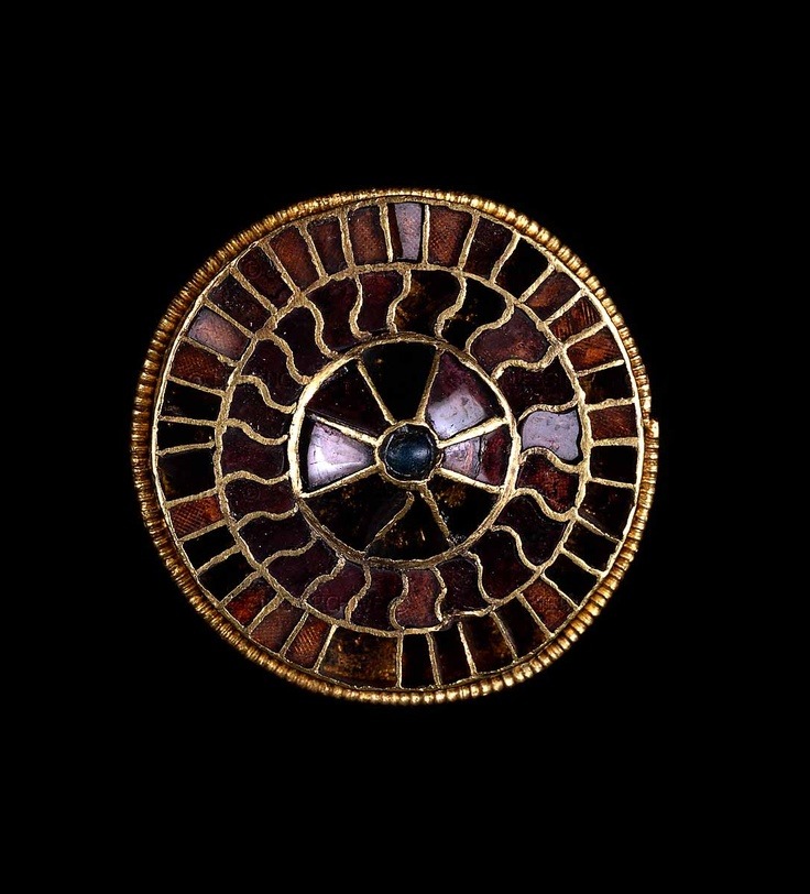 Gold disc brooch, Merovingian, probably from Germany, late 6th. The brooch is made