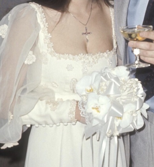 susp1ria:olivia hussey at her first wedding in 1971