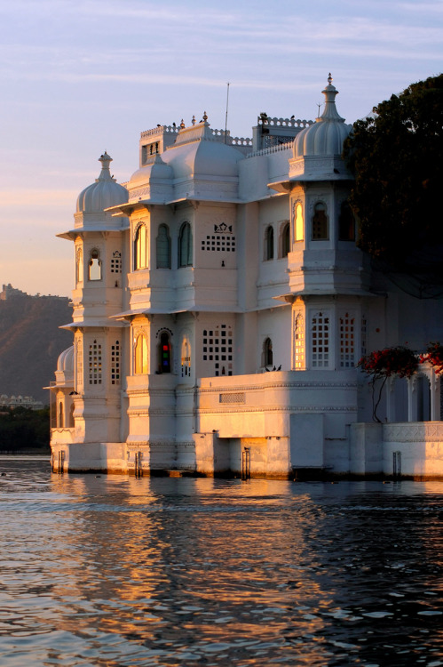 travelingcolors:Lake Palace, Udaipur | India (by Exodus Travels)