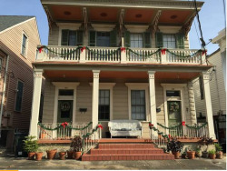 househunting:  񘐜/2 brNew Orleans, LAthis tripped me out, my house has almost the exact same lighting fixtures/ceiling fixtures! AND we have those weird windows in the ceiling! 