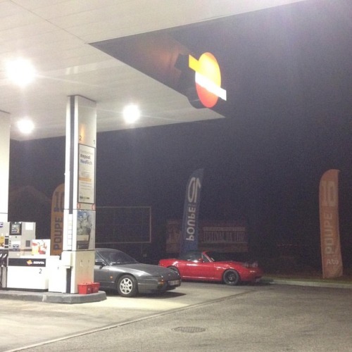 Gas station shot, pre Arrábida Touge. #atc #touge #nissan #200sx #s13 #mazda #mx5 #miata #rwd