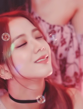 fckbbh:Merry Christmas to the lovely @jisooes from your secret santa! Here goes stunning Jisoo in pi