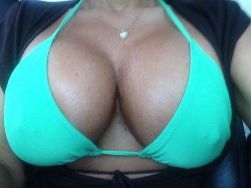 phenomenal-female-form:  jeepbusty:  Bored sitting in car while hubby fixes flat  👅Phenomenal👅