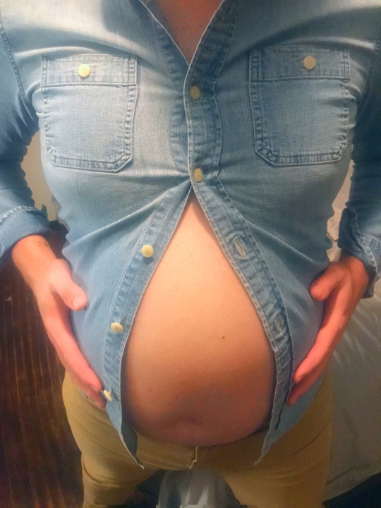 mpregboy28:Who wants to hold this belly? 🤰😏