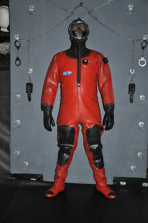 northernleather:irelandbiker:  Awesome, so hot   Great suit