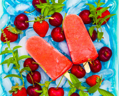 Olenko&rsquo;s Raw Vegan Cherry-Strawberry Popsicles I love cherries and strawberries, nothing bette