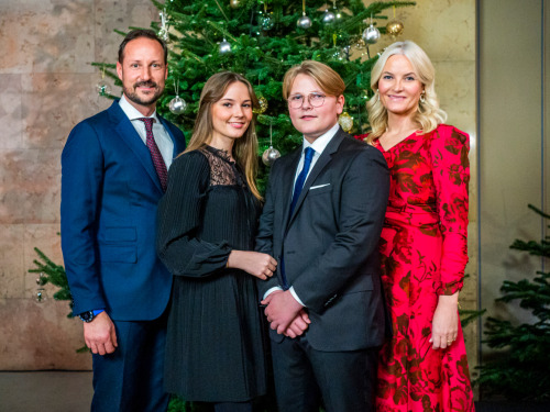 queensonjas:21 December 2020: The Norwegian Royal Family poses for Christmas photos at the Royal Pal