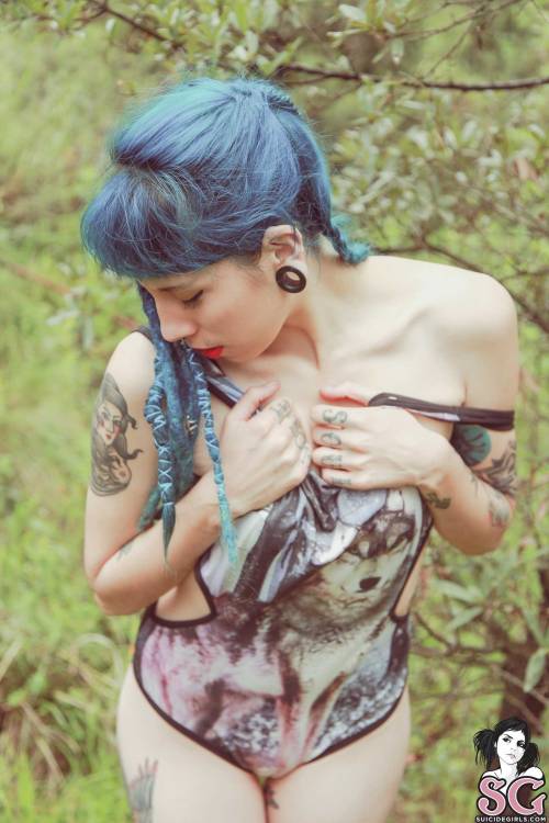 suicidegirlslover:  Wolf Suicide