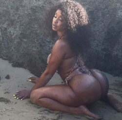 sexylexygotpassion:  ur-so-assmazing:  January Rose  Thick ass👏🏾 