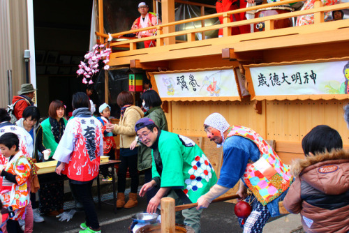 2017年2月25日（土）26日（日）に、石川県岐阜県と接する山沿いにある勝山市で開催された「勝山左義長（かっちゃま さぎっちょ）まつり」を見学に妻と娘と3人でお出かけ。春を呼ぶ祭りとも呼ばれ、奇祭と