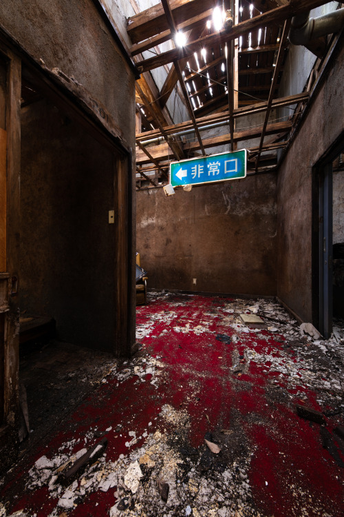 “ Abandoned place 05 ”3体の木彫刻のある廃墟