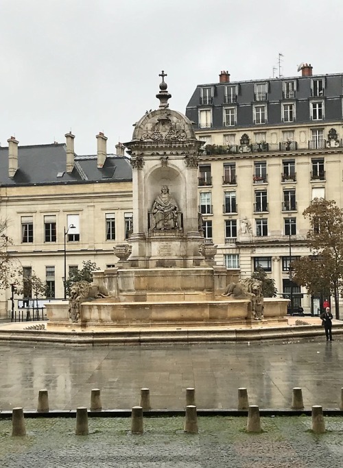 Jour de pluie a Place St-Sulpice,  6éme Arrondissement, Paris, 2017.