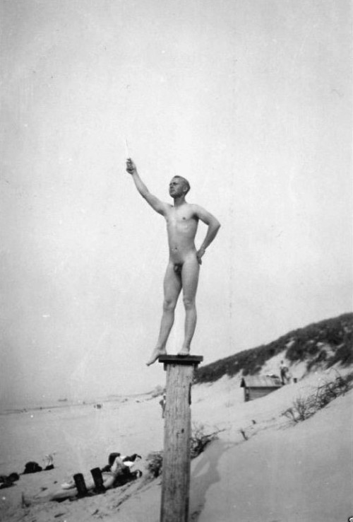 vintagemusclemen:  Tonight we see some men on pedestals.  Is this German nudist holding a knife