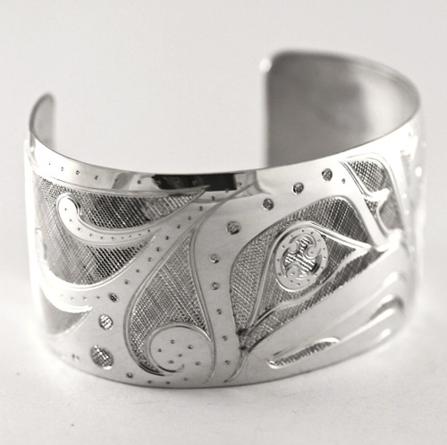 beyondbuckskin:This beautiful engraved silver bracelet was made by acclaimed artist Nicholas Galan