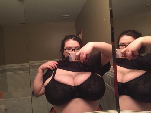 Porn photo itskaitiecali:  My boobs won’t stop growing