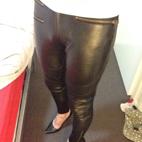 ruthleather: Really tight leather leggings