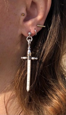 fridayiminlovemp3:dangle sword earrings my beloved <3