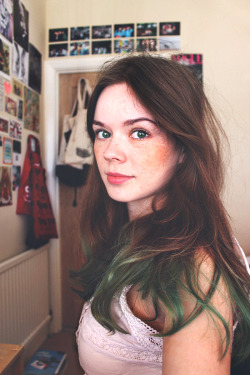 pretty-babez:  Green eyes, green dye http://goo.gl/nXMXpg