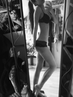 suicidal-monsterr:  wanting-the-thin-life:  skinny-bitchhhh:  a-bcdefghiloveyou:  freshattic:  black and white blog. i follow back similar  x  X  thinspo blog  •Depression/Advice Blog•  Hermosa *-*