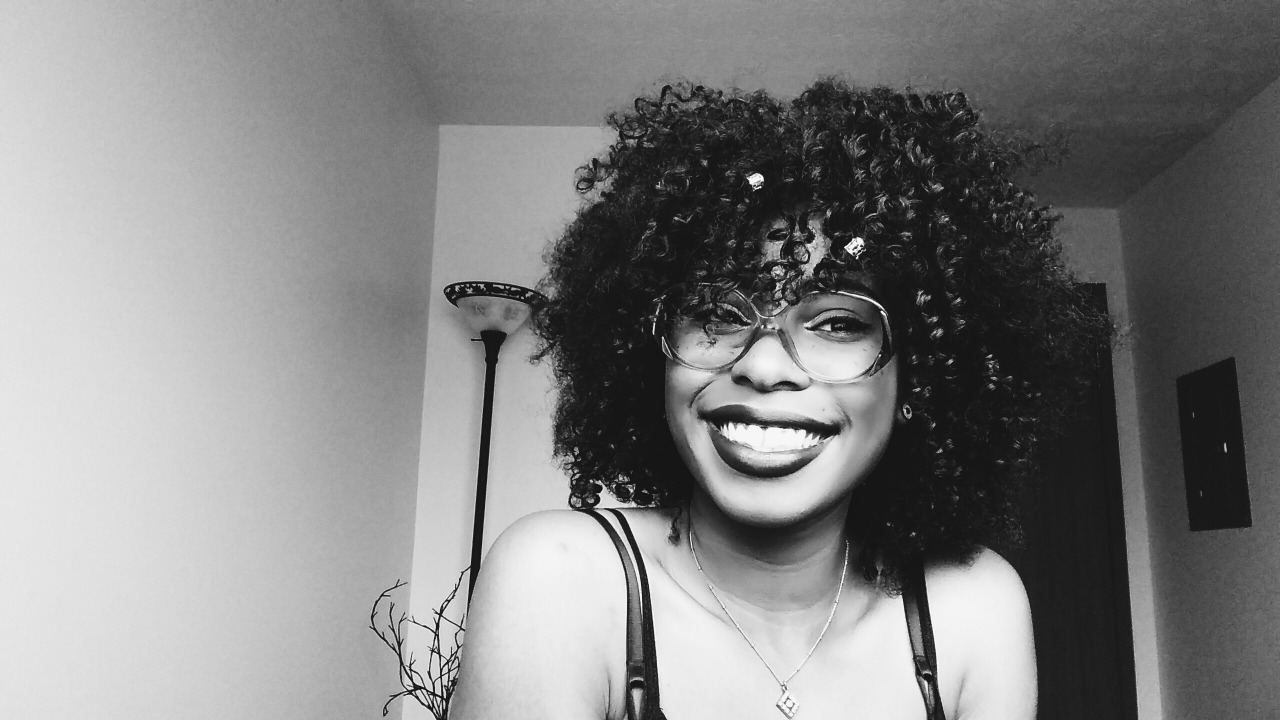 alexis-amour:  melanexcellence:  Give it up to the girls with the fros and gaps 