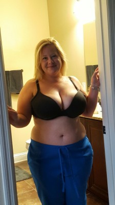 pokerjimandcurvyjen:  Jen’s fans love these morning pics, so here’s another one taken this am. Jen is getting ready for work.