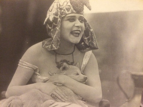 miss-flapper:Theda Bara on the set of Cleopatra with her dog Admiral Peary, 1917