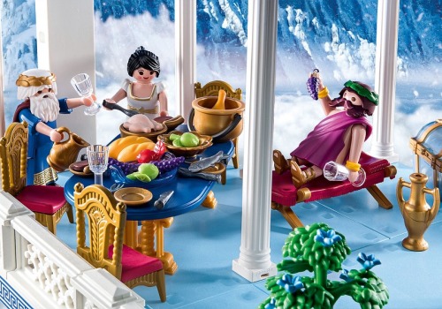 Don’t mind me losing my mind over these Greek Mythology themed Playmobils.BONUS: Hermes looks like H