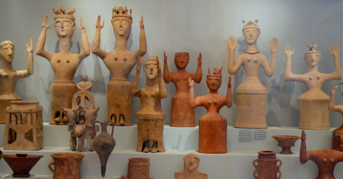 greek-museums:Archaeological Museum of Heraklion:Goddesses with upraised hands and the “Poppy Goddes